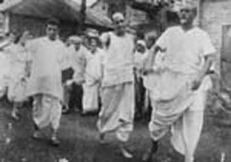 Gandhiji going to the prayer meeting with Arun Dasgupta and Kshitish Chandra Das Gupta at Sodepur Ashram.jpg